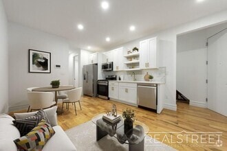 Building Photo - STUNNING 4.5+ BED 3 BATH DUPLEX + YARD IN ...
