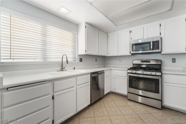 Building Photo - 5761 Cloverleaf Cir