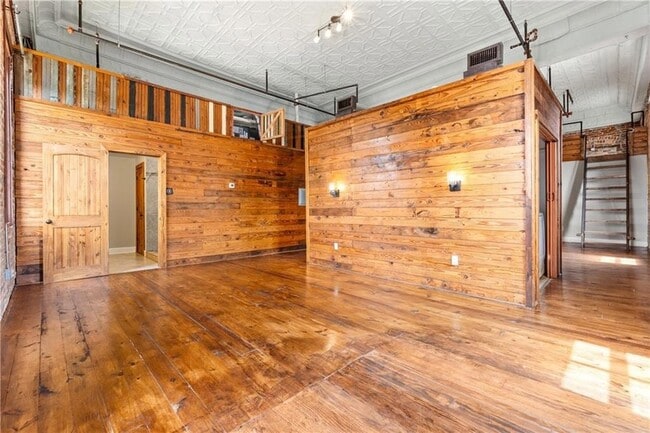 Building Photo - 558 St Francis St