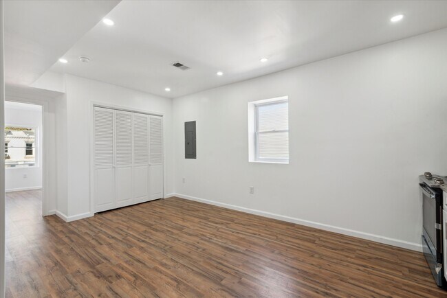 Building Photo - 5210 Cedar Ave