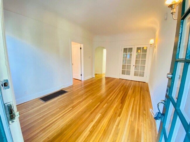 Interior Photo - 1002-1012 1/2 N. Sweetzer Ave.