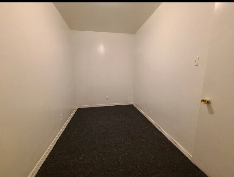 Building Photo - 1235 N Artesian Ave