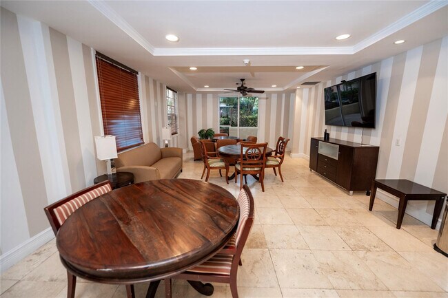 Building Photo - 520 SE 5 Ave