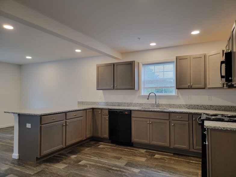 Building Photo - 146 Robert Cir