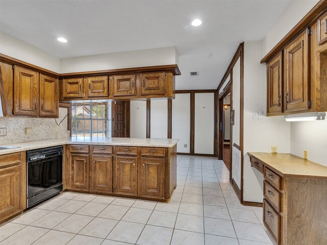 Building Photo - 8 Shadowood St