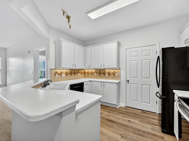 Building Photo - Beautiful 2 BR 2 BA condo in the heart of ...