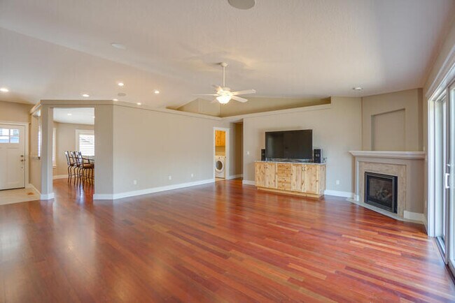Building Photo - BEAUIFUL RAMBLER IN SOUTHVIEW HEIGHTS