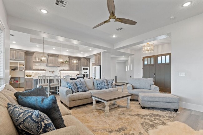 Building Photo - Elegant Residence on an Arce Lot