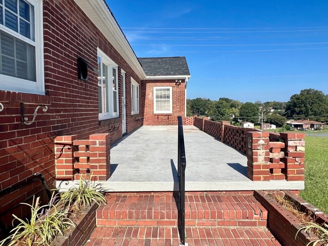 Building Photo - Three to Four bedroom, 2.5 bath Colonial in Graham