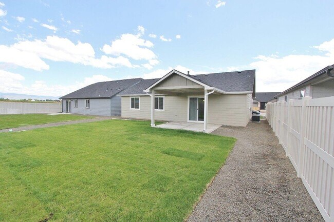 Building Photo - Immaculate Single-Level Home in a Quiet Ne...