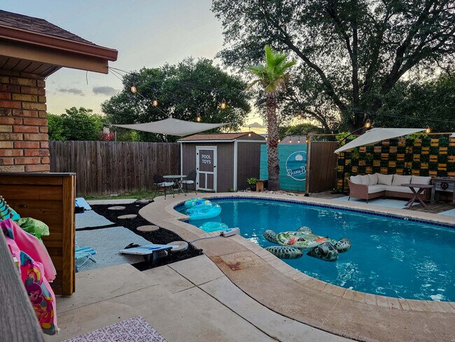 Building Photo - 4305 Temple Hill