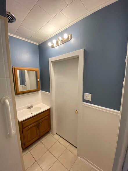 1st Floor Bath - 4146 Falls Rd