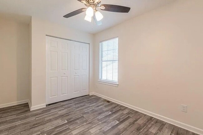 Building Photo - 5545 Northcut Dr