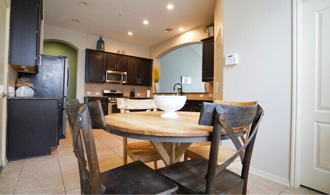 Building Photo - 2109 Mooncrest Dr