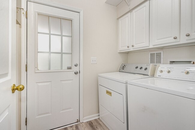 Building Photo - Spacious Townhome in Vibrant Breckenridge ...