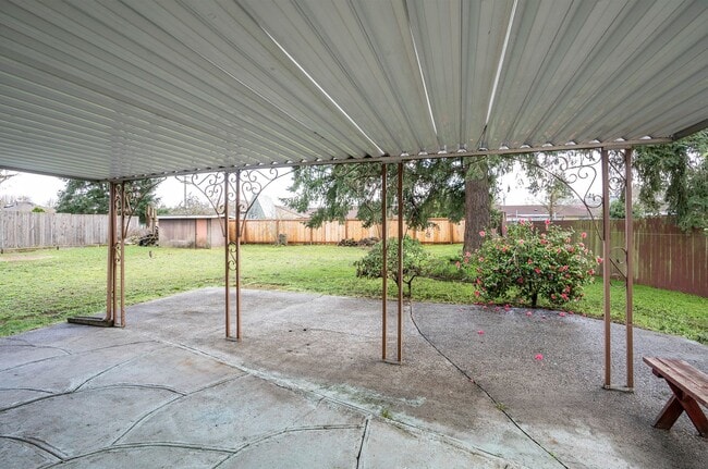 Building Photo - Spacious 4-Bedroom Home with Large Yard, Covered Patio & Garage in Lakewood