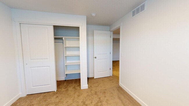 Building Photo - BEAUTIFUL 4-BEDROOM TOWNHOME FOR RENT