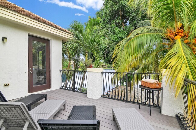 Building Photo - 10703 Versailles Blvd