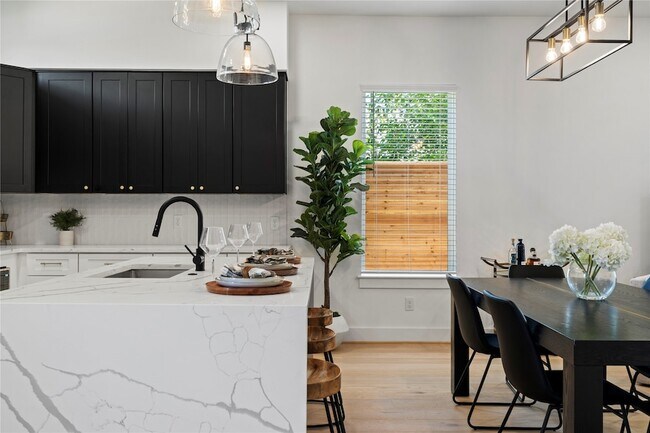 Building Photo - 4110 Cortlandt St