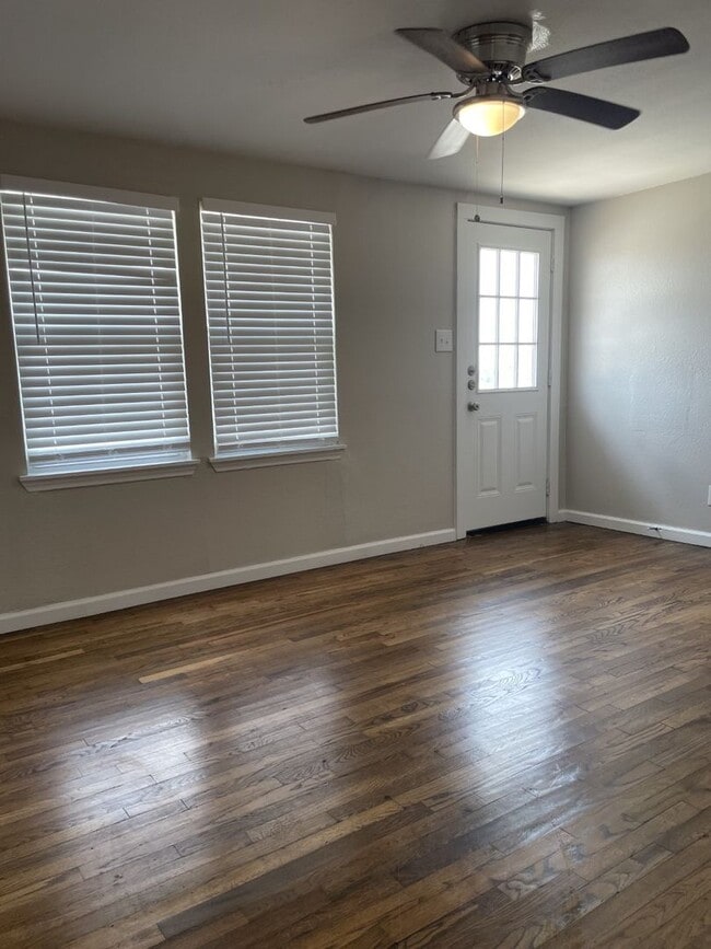 Building Photo - Updated 2BR w/ Granite Counters, Wood Floors & Prime Location Near Shopping