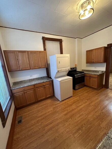 Kitchen - 3153 S Emerald Ave