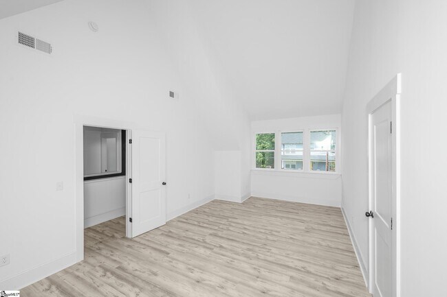 Building Photo - 305 Valley St