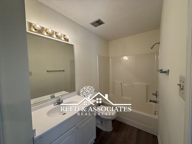 Building Photo - Spacious: 3 Bedroom in Cordova!