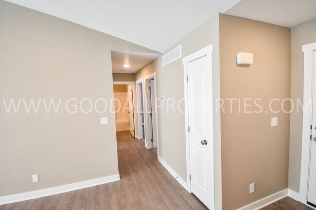 Building Photo - 4 Bed 2.5 bath Ranch with Finished Basement!