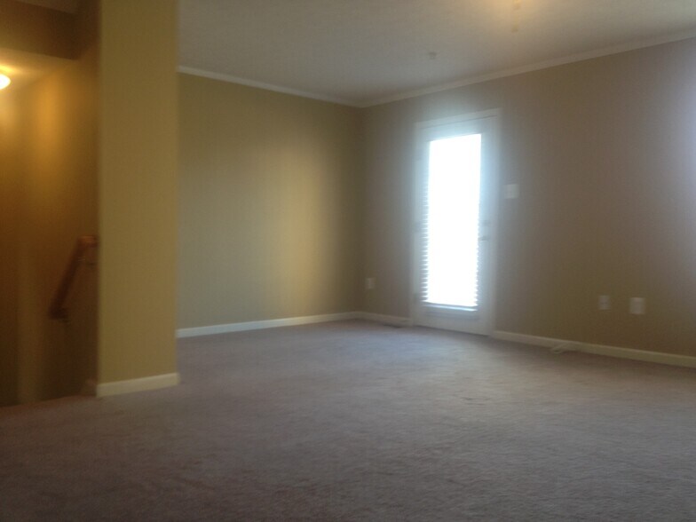 Building Photo - 328 Kestrel Dr