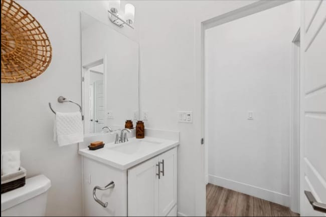 Building Photo - Dream Home Alert: 5 Bedrooms of Pure Comfo...