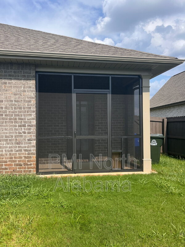 Building Photo - 14741 Greenleaf Dr