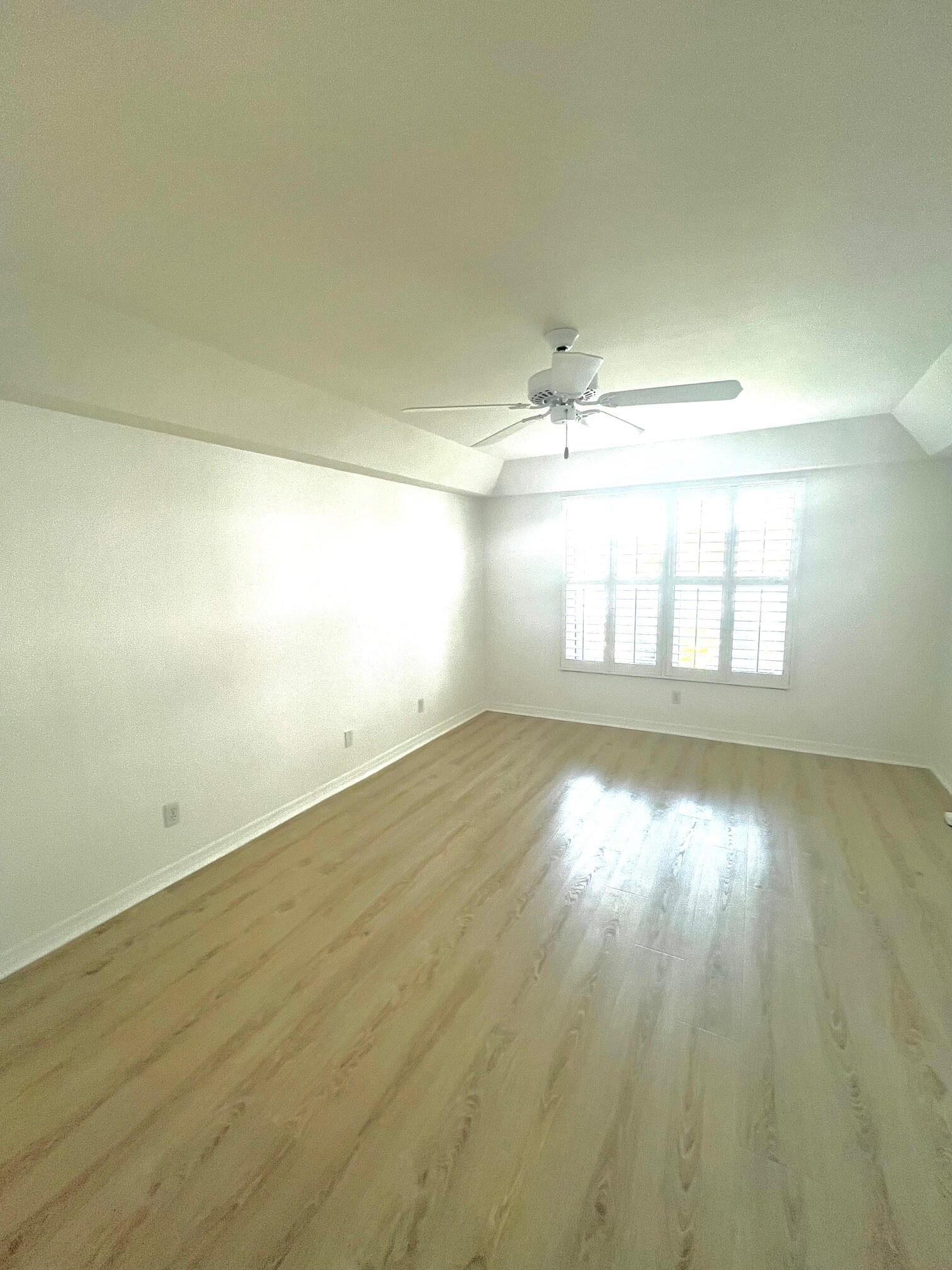 Main bedroom with lake view - 6660 Ilex Cir