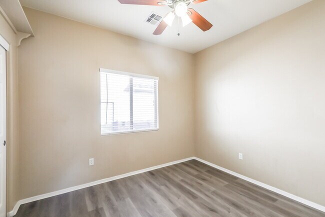 Building Photo - 526 W Calle Sombra Linda