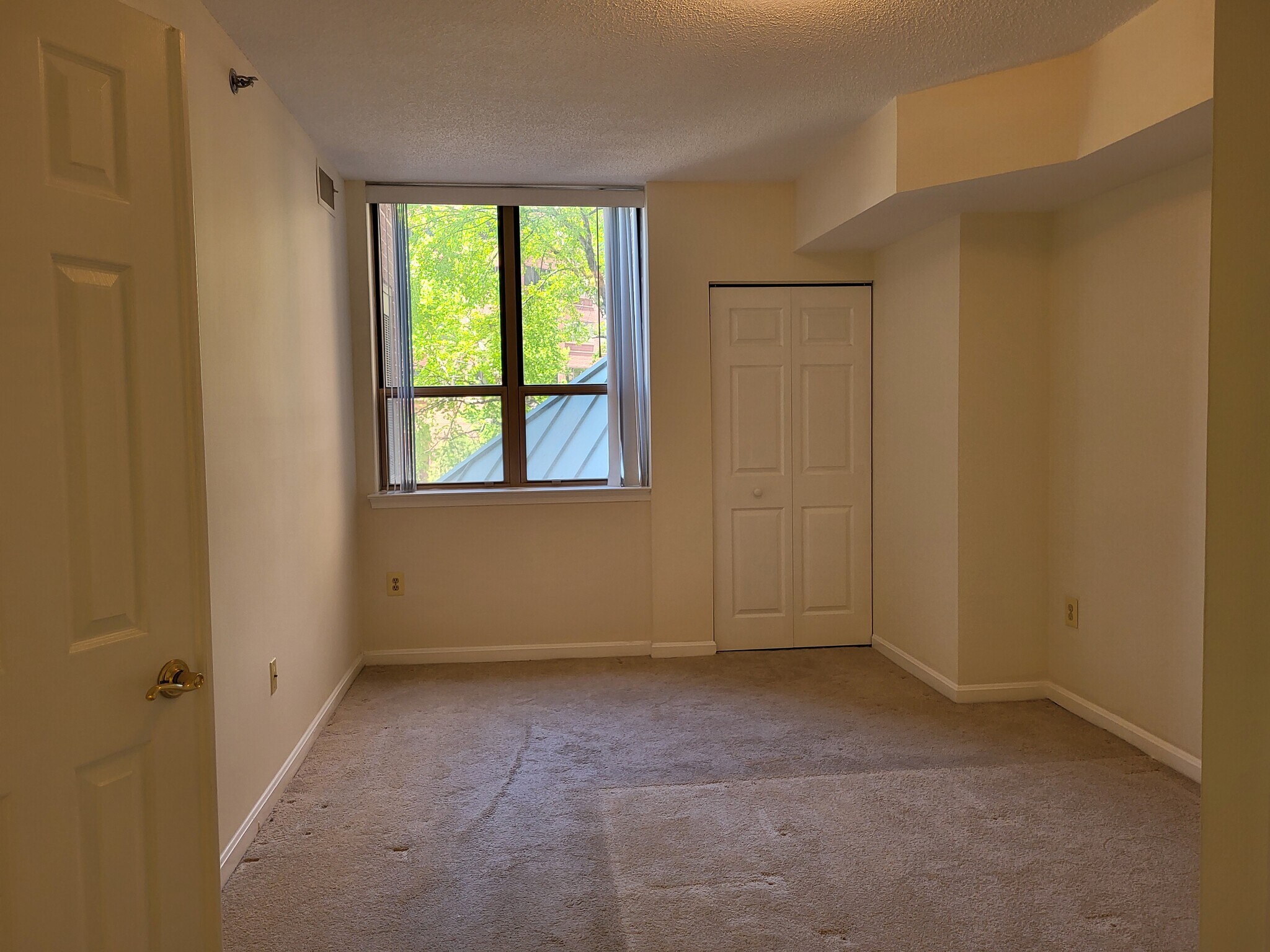 Bedroom & closet door closed - 4808 Moorland Ln
