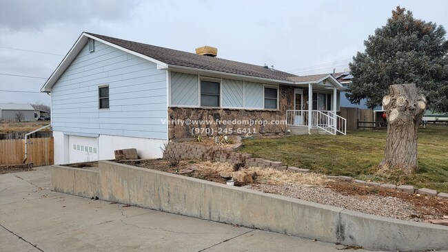 Primary Photo - Large 4 bedroom 2 bath Ranch style Home