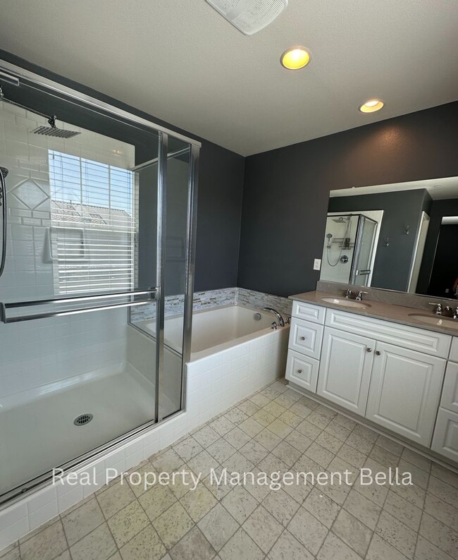 Building Photo - Cul-de-Sac Comfort + Space for Everyone