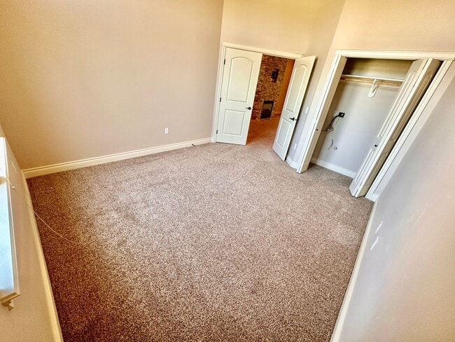 Building Photo - Spacious 4 Bedroom Home in Quiet Cul-de-Sa...