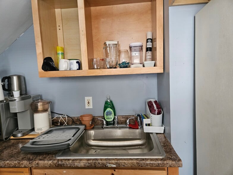 Building Photo - 6 4th Ave