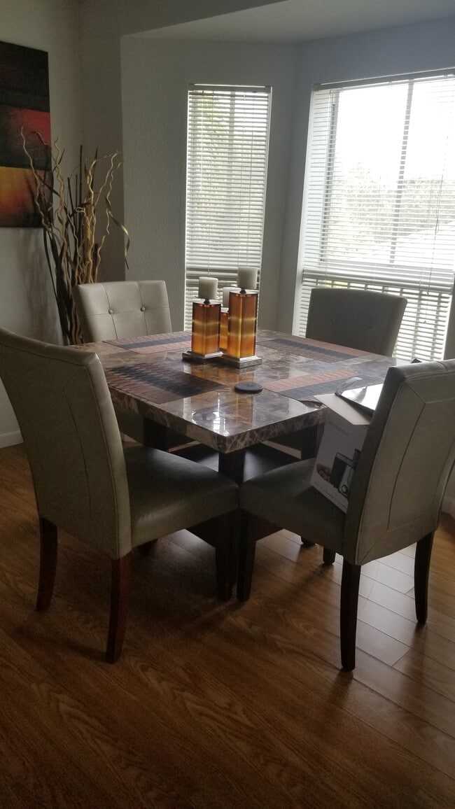 Building Photo - 977 Riverside Dr