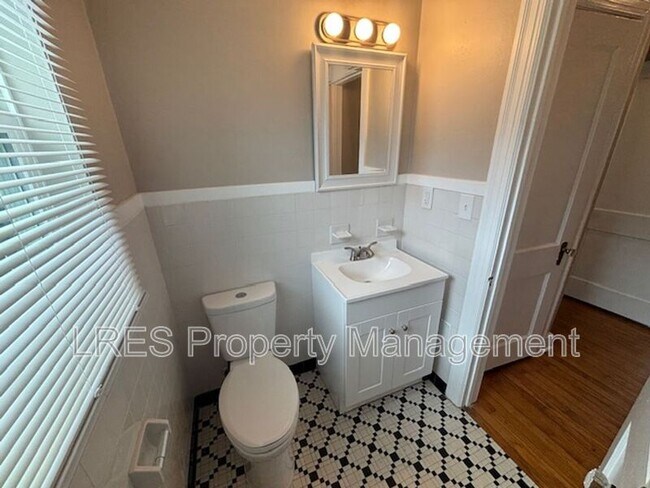 Building Photo - 1523 E Concord St