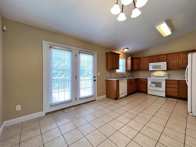 Building Photo - FOUNTAIN CITY: 3 BEDROOM, 2 BATH IN MAPLE ...