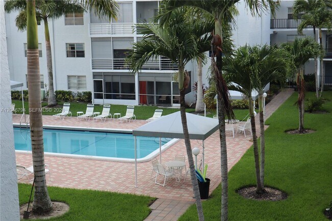 Building Photo - 3000 Sunrise Lakes Dr W