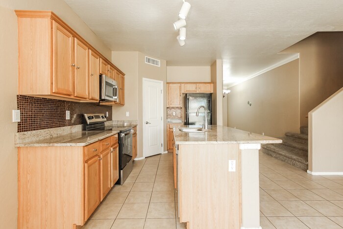 Building Photo - 15066 W Bloomfield Rd