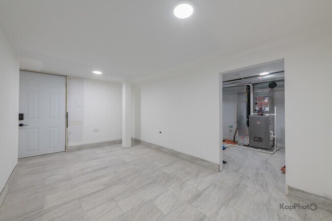 Building Photo - 3044 W Irving Park Rd