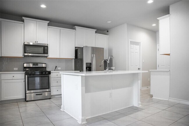 Building Photo - 341 Mary Max Cir