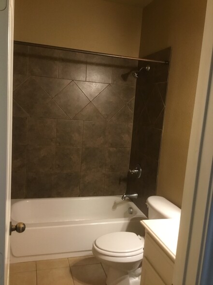Building Photo - 502 Spring Dr