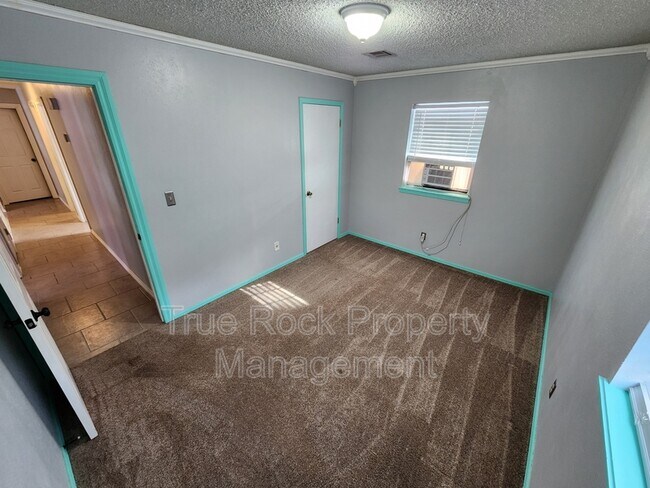 Building Photo - 729 E 22nd St