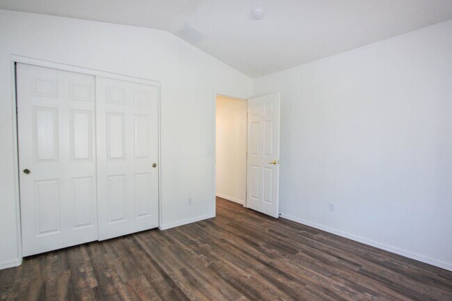 Building Photo - Viewpoint North - Three Bedroom Home