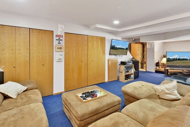 Building Photo - Preleasing Now! Available early August! 7 Bed, 2.5 Bath House!