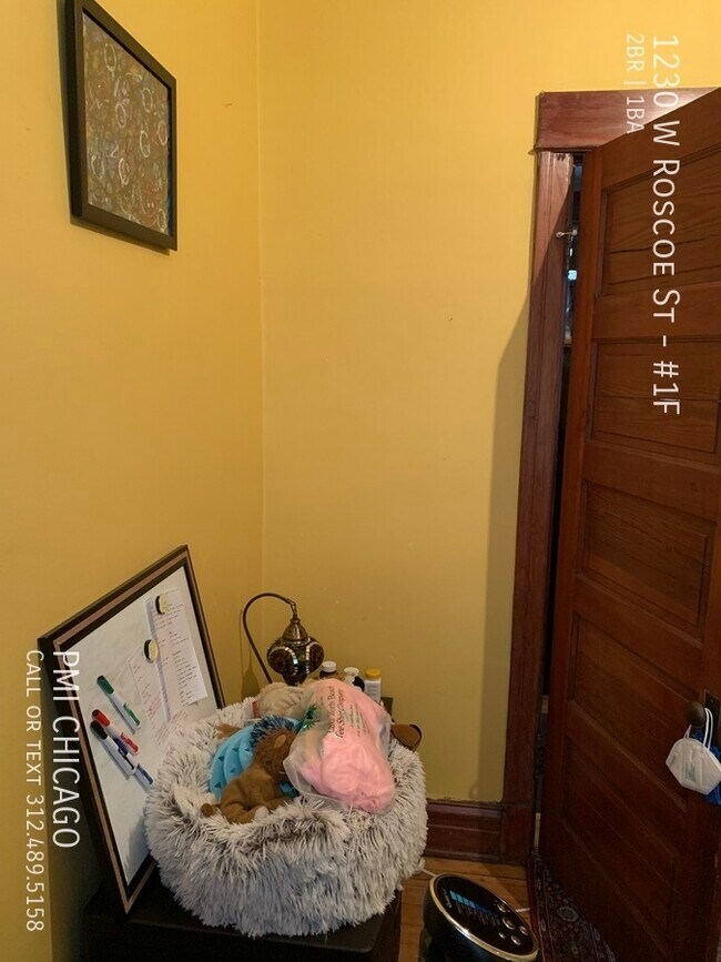 Building Photo - 1230 W Roscoe St